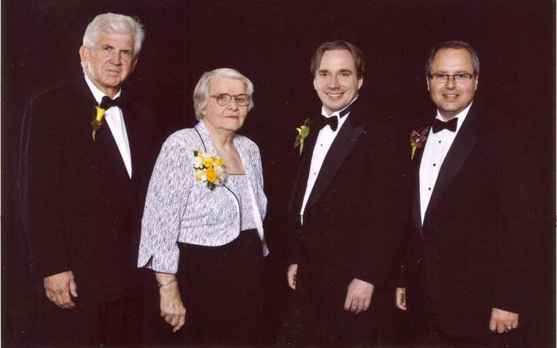 琼，我是Linus Torvalds, Bob Metcalfe和John C. 大声叫喊 | 琼在1945年作为开创性的ENIAC计算系统的第一批程序员之一获得了CHM Fellow奖, 并在将ENIAC系统转变为第一批存储程序计算机之一的过程中提供了进一步的帮助.左:约翰C. 大声叫喊. 中左:莱纳斯·托瓦兹. 中右:琼 Jennings Bartik. 右:鲍勃·梅特卡夫.  (由博士提供). Jon Rickman，网上赌博网站十大排行信息技术副校长.) 