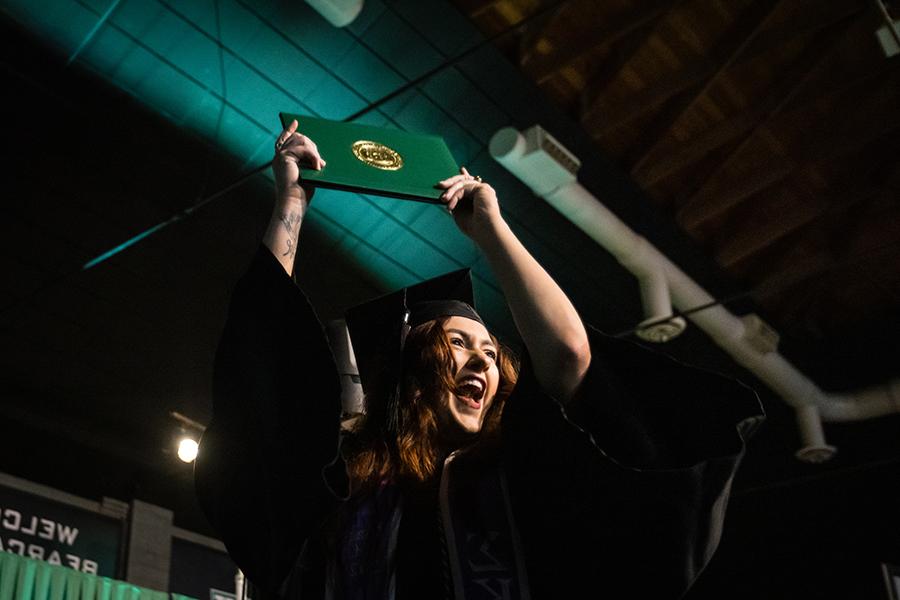 周六，<a href='http://legalaffairs.kewlplaces.net'>网上赌博网站十大排行</a>的一名毕业生在毕业典礼上展示她的毕业证书.