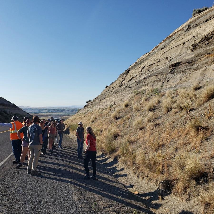 学生们在路边停下来, 包括俄勒冈州的这个, 讨论该地区的地质情况，收集岩石和矿物样本.
