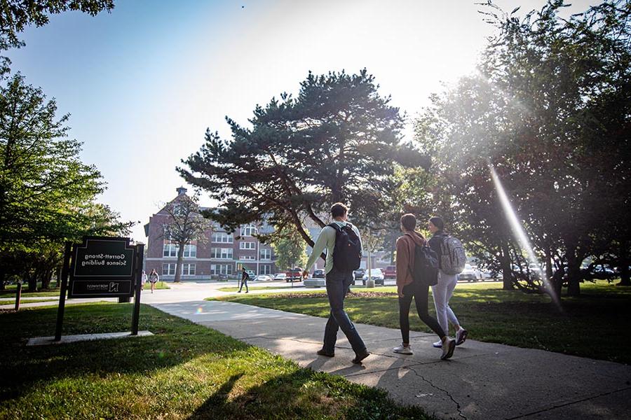 Students walk across the Northwest campus, which also is designated as the Missouri Arboretum. (图片来源:Chandu Ravi Krishna/<a href='http://legalaffairs.kewlplaces.net'>网上赌博网站十大排行</a>)