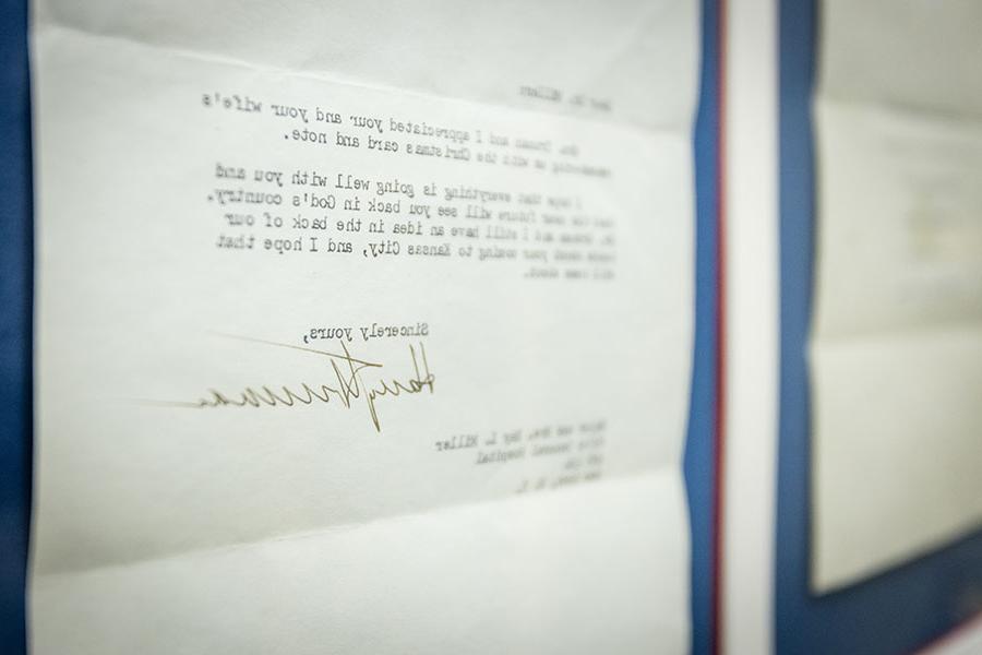 这是哈里·杜鲁门卸任总统后写给米勒一家的信, 感谢他们送的圣诞卡. (图片来源:Lauren Adams/<a href='http://legalaffairs.kewlplaces.net'>网上赌博网站十大排行</a>) 